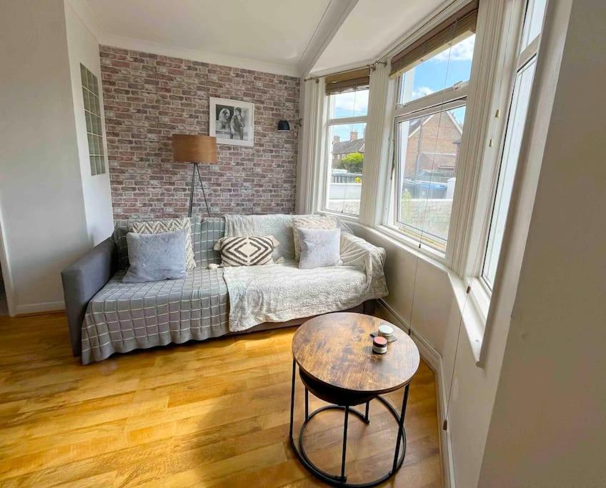 Cosy Flat In Burgess Hill, Sussex Διαμέρισμα Εξωτερικό φωτογραφία